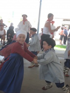 Two children from the youngest group<br />
Xori Ttipiak show off their Basque dancing skills” title=”SocalBasquePicnic09″ width=”225″ height=”300″ class=”size-medium wp-image-697″ /><figcaption id=