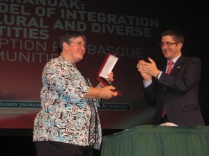 President Patxi Lopez presents Patty Miller with award.