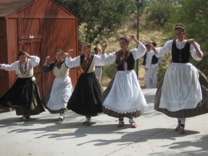 The girls from the Gauden Bat dance group twirl for the crowd. Photo: Euskal Kazeta.