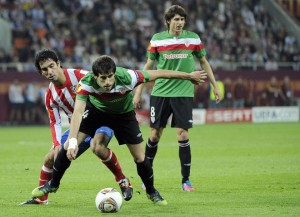 Javi Martinez of Athletic Bilbao battles Diego Godin of Atletico Madrid in the Europa League final. Photo: AFP.