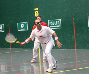 Team USA member (white) battles France in frontenis Wednesday. France won 22-30. Photo: International Federation of Basque Pelota.