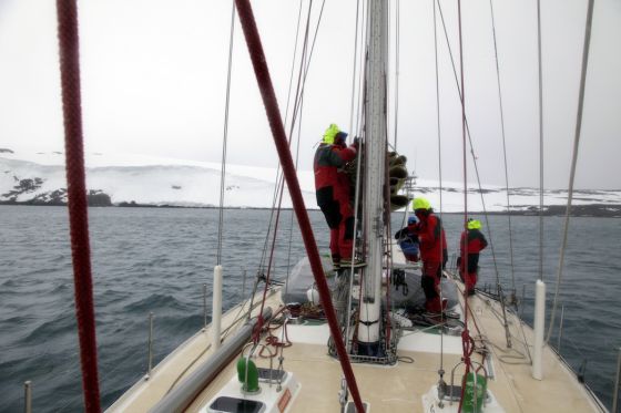 The sailboat Pakea Bizkaia navigates its way along Antartica.