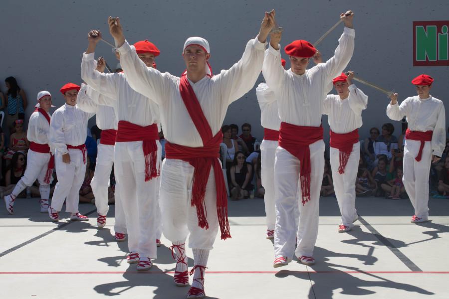 Bakersfields dancers perform the  ezpata dantza. 