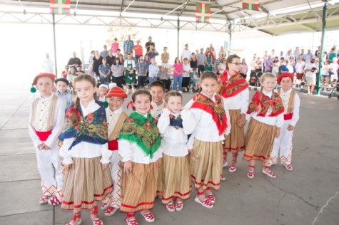 The younger dance group Eskualdun Izarrak.