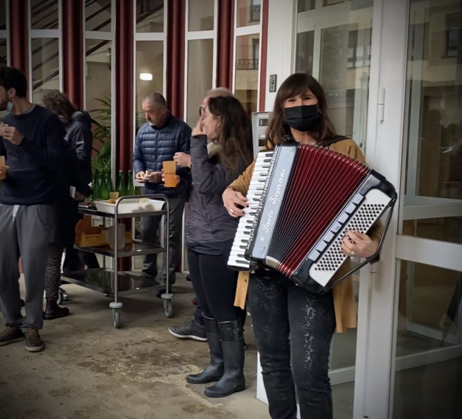 A Basque teacher playing accordion at Maizpide