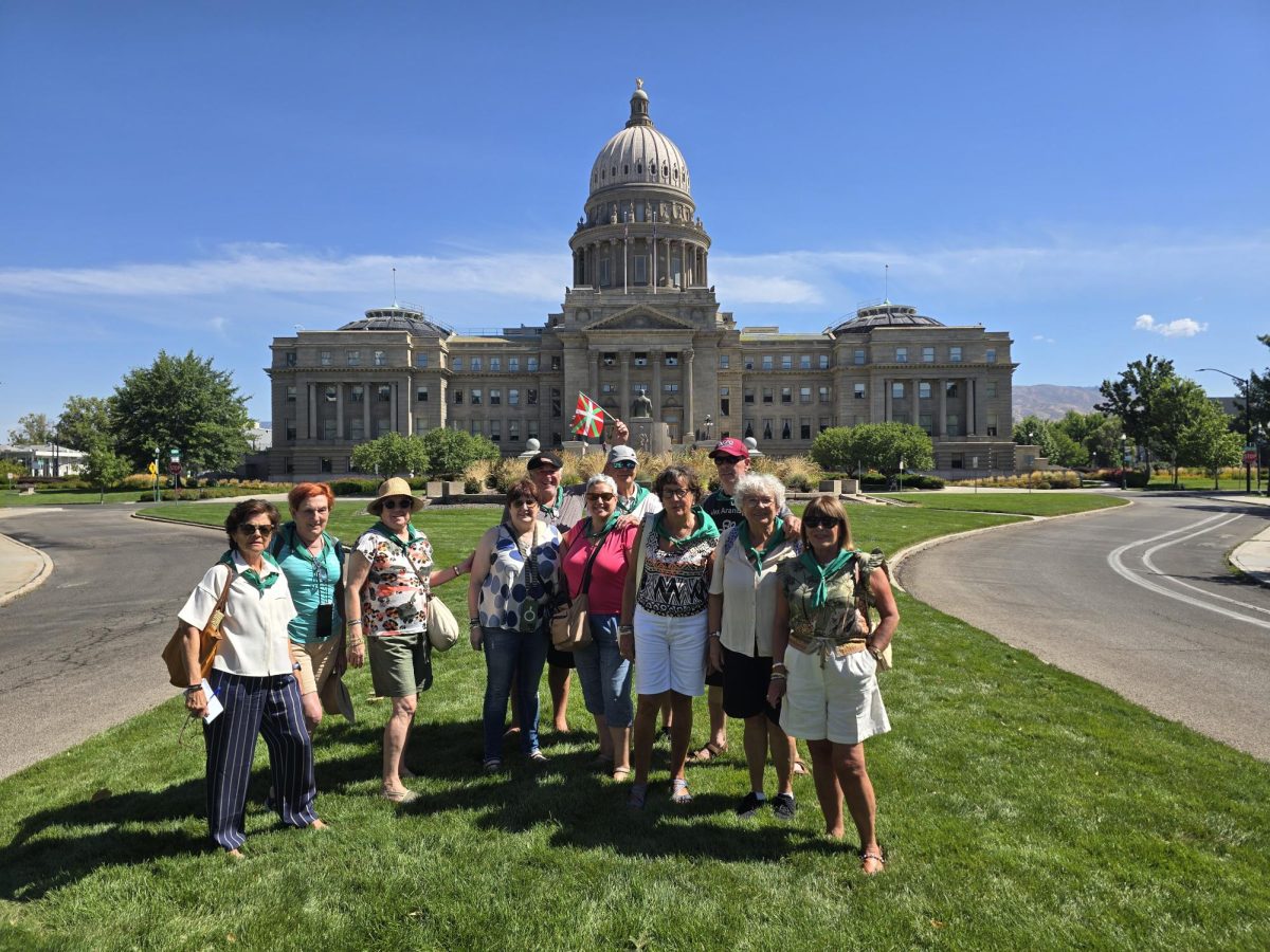 A group of Basque tourists at the Idaho State Capitol.