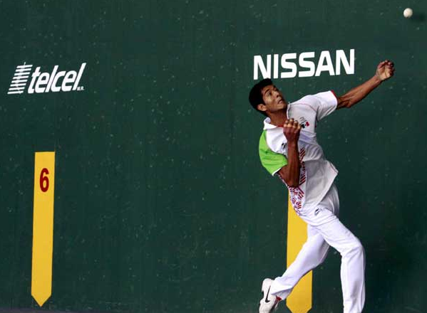 Fernando "Momo" Median beat Roberto Huarte of the U.S. in singles hadball Monday and is a favorite to win the Gold Medal at the Pan Am Games. Photo: Mexsport.