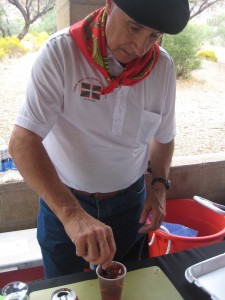 Jose Rementeria made Picon Punch at the picnic. Photo: Euskal Kazeta.