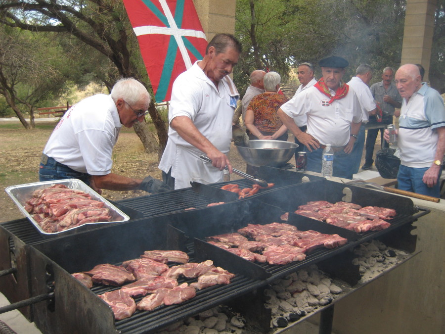 Basque+men+grilling+meat
