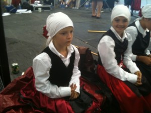 Young Basque dancers take a break after performing. Photo: Euskal Kazeta.